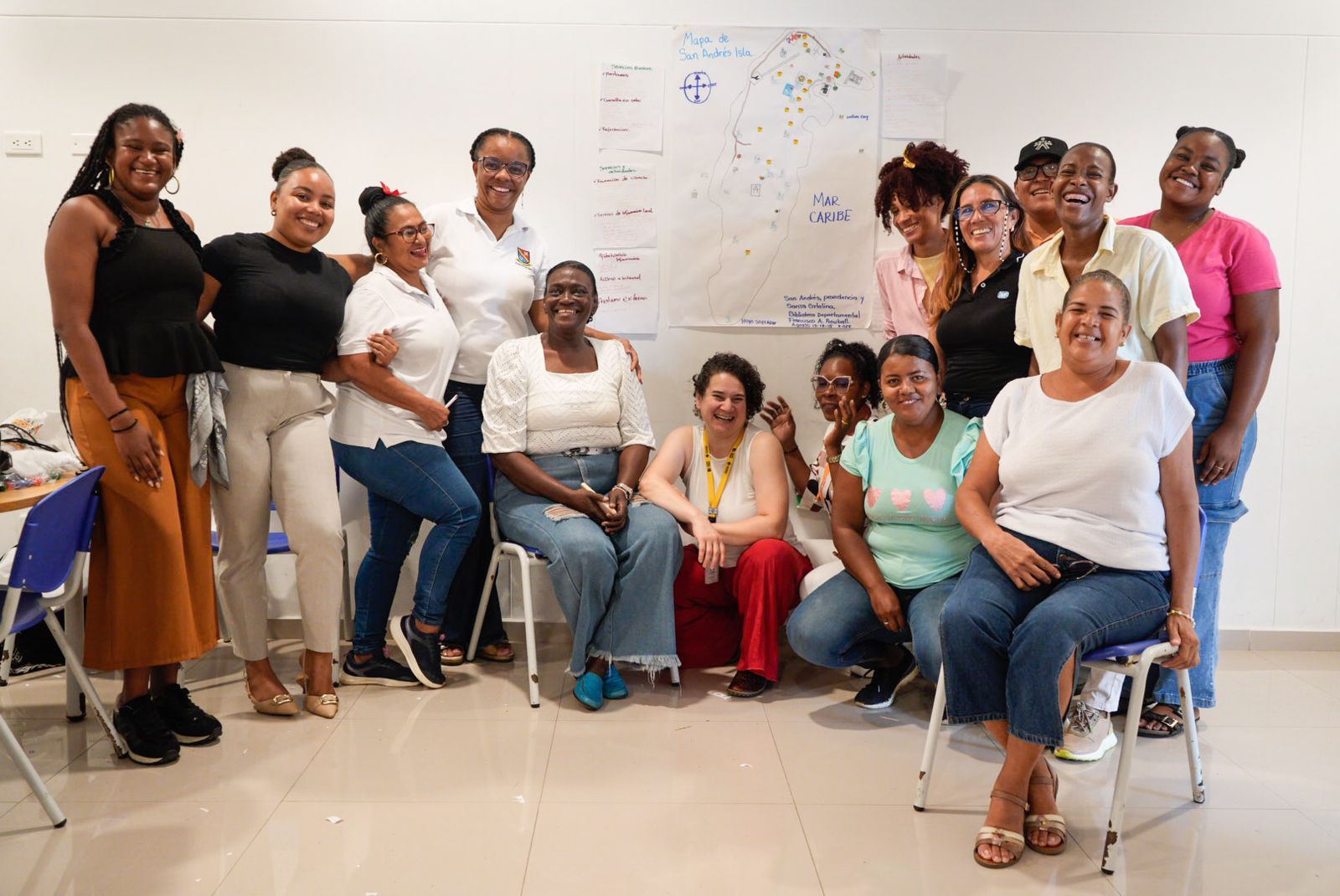Bibliotecarias y promotoras de lectura del Archipiélago de San Andrés, Providencia y Santa Catalina, junto al equipo de la Biblioteca Especializada del CNMH, durante el ejercicio de cartografía social sobre los lugares de memoria del territorio.