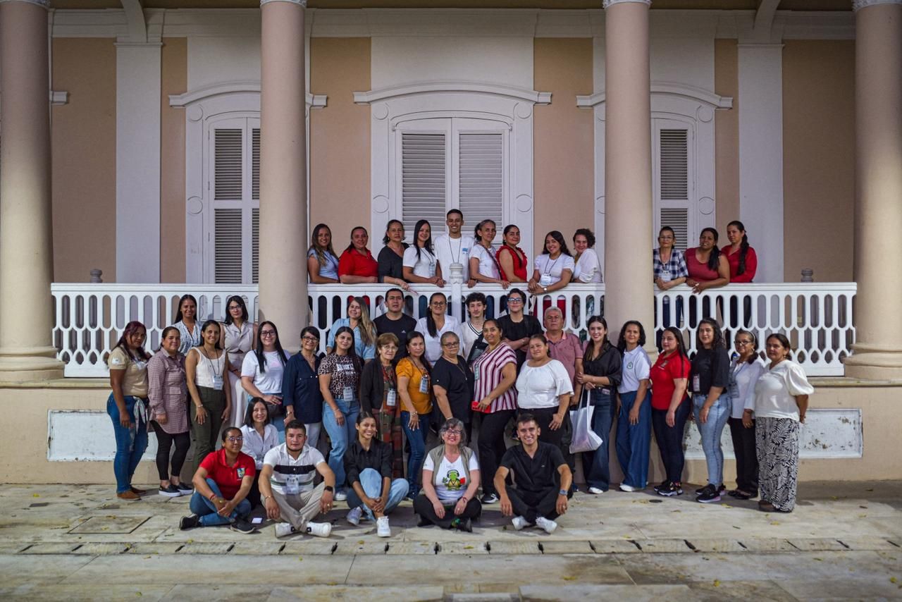 Bibliotecarias y promotoras de lectura del Archipiélago de San Andrés, Providencia y Santa Catalina, junto al equipo de la Biblioteca Especializada del CNMH, durante el ejercicio de cartografía social sobre los lugares de memoria del territorio.