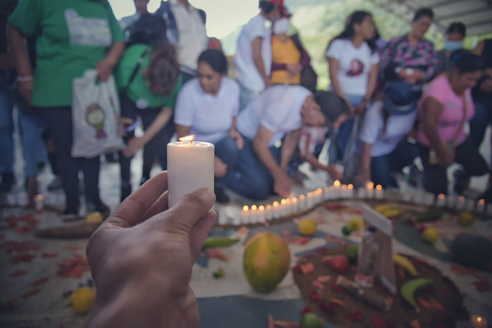 El Peñol prende una vela y alza las manos por la vida, la paz y la reconciliación