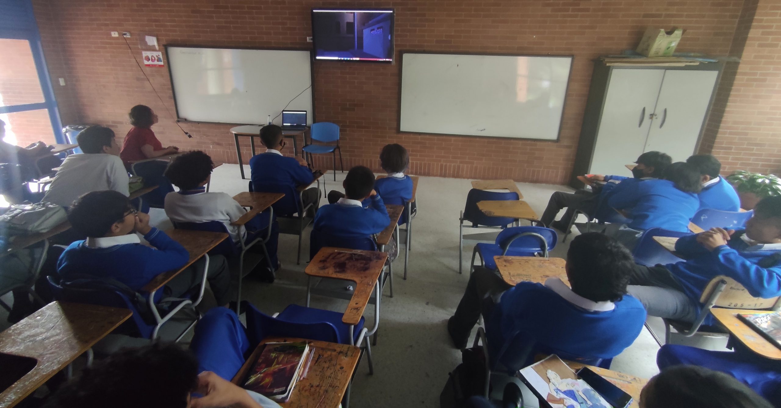 Por primera vez, jóvenes bachilleres de la Institución Educativa Distrital Atanasio Girardot participan de un cineforo del Centro Nacional de Memoria Histórica