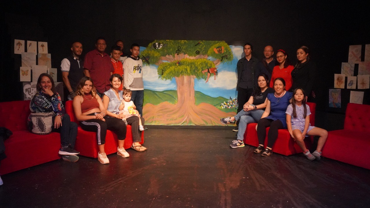 Jóvenes de la Comuna 13 de Medellín y el CNMH lanzaron libro con su Arte, memoria y vida