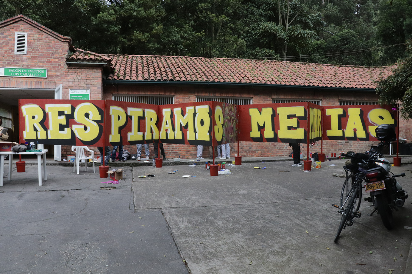 artistas plásticos se reunieron en el Parque Nacional, en Bogotá, para representar la relación entre el arte y la memoria en una actividad liderada por el Museo de Memoria de Colombia