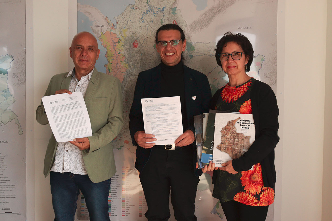 Alejandro Villa, director técnico de la Dirección de Archivo de los Derechos Humanos; Erik Arellana, poeta, documentalista e investigador, y Myriam Loaiza, gestora de acopio de archivos en el exilio del CNMH, luego de la firma oficial de la entrega del archivo. 