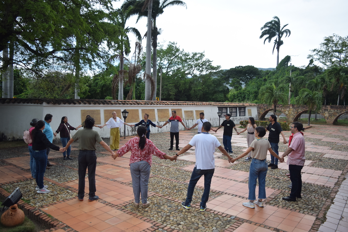 La comunidad de San Andrés de Pisimbalá eligió varios lugares marcados por la guerra para resignificarlos con una exposición de memoria. Foto: Felipe Alarcón, CNMH.