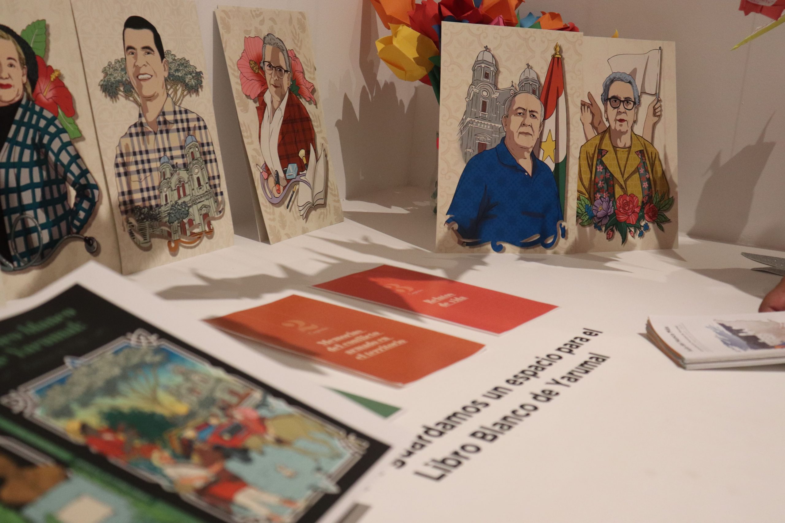 Magdalena Calle, coordinadora de Madres por la Vida de Yarumal, recibe la propuesta gráfica del Libro Blanco de Yarumal.