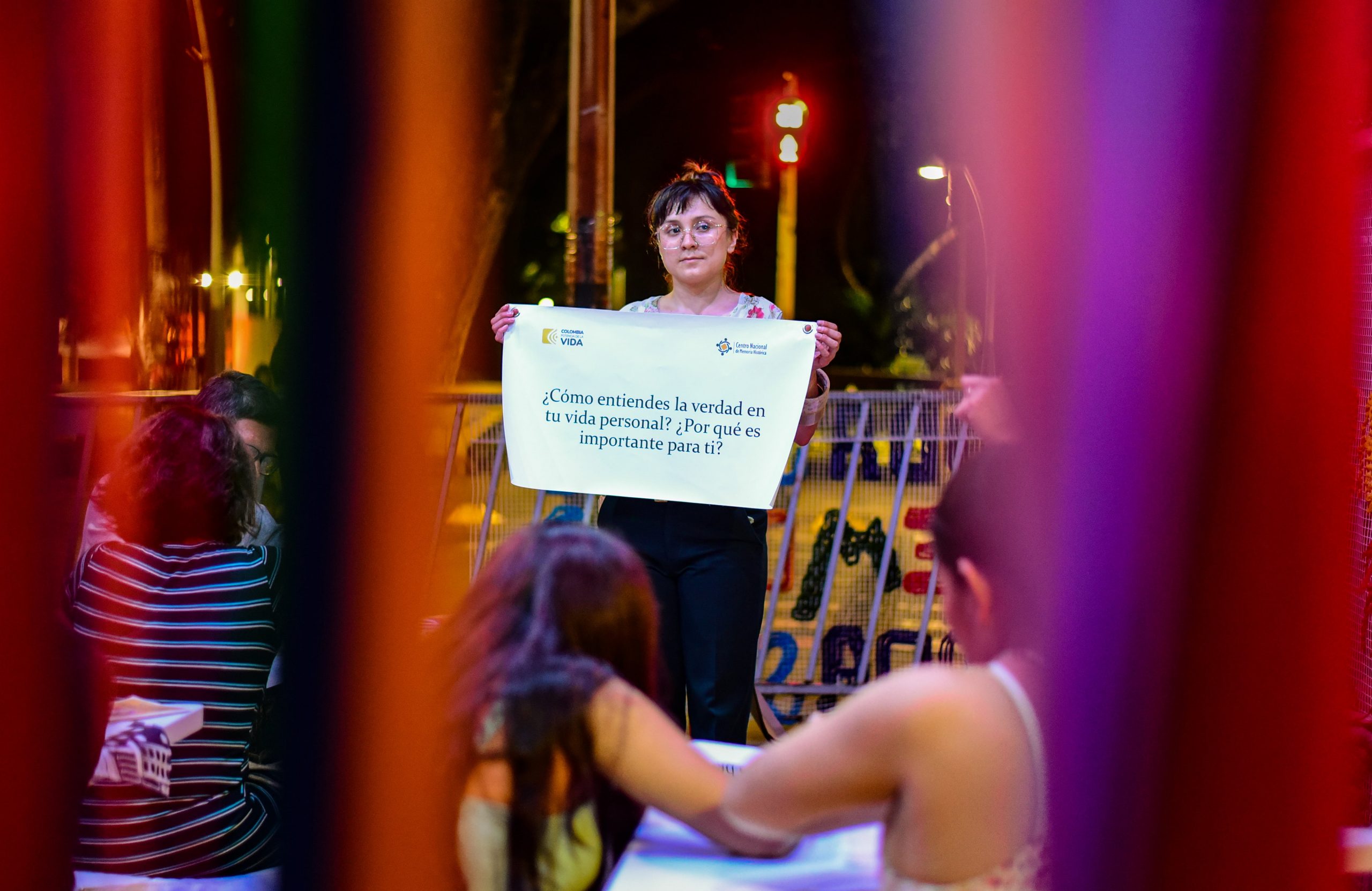Laura Escobar, integrante de la Dirección de Acuerdos de la Verdad (DAV) del Centro Nacional de Memoria Histórica, en el taller «¿La verdad para qué?», durante la Feria Internacional del Libro de Cali.