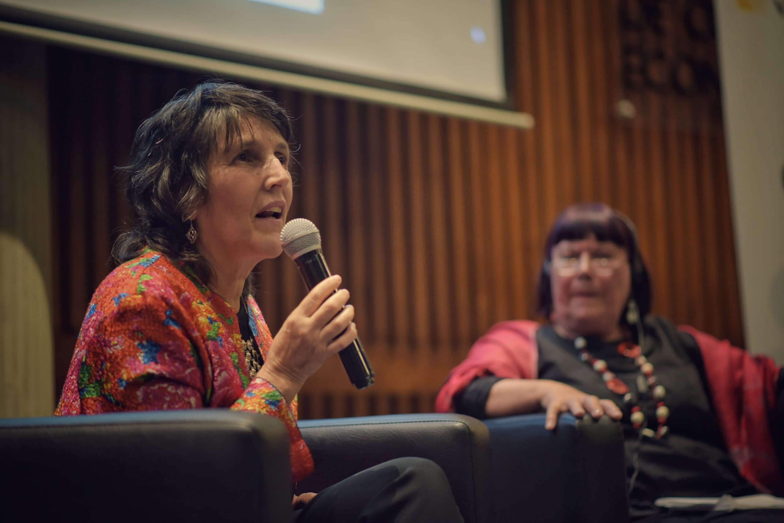 María Gaitán Valencia y Bronagh Hinds durante la conmemoración de los 25 años del Acuerdo de Viernes Santo